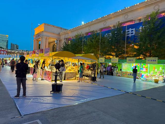 淘书逛展、夜游夜市、盖章打卡……上海书展的快乐，弥漫在整座城市→