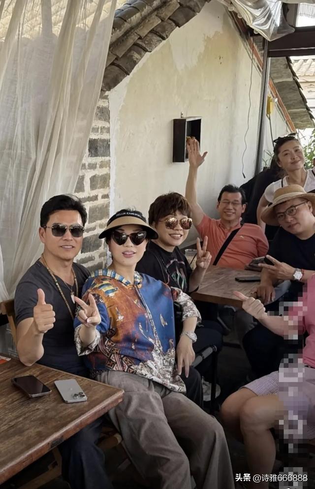 吕良伟杨小娟携汪诗诗和她的一双儿女大理旅游，一起享受田园时光
