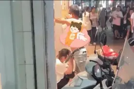 热血男女当街行不雅之事，路人毫不退场！女生羞涩捂脸！图片