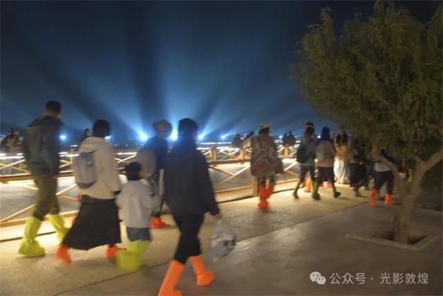 甘肃敦煌迎来国庆节中秋节双节旅游高峰