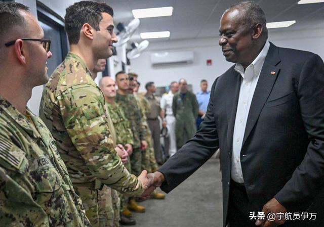 首次曝光：仁爱礁海域，中国海警拖离菲侵权船只，菲士兵已掏出枪