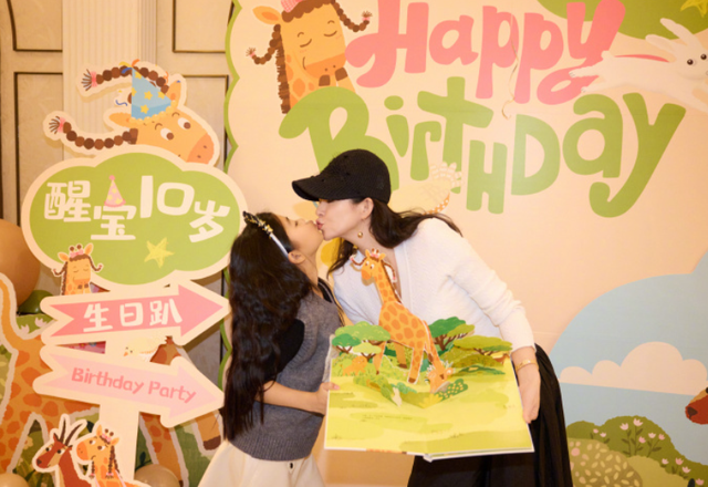 12月即将结束	，46岁章子怡再次官宣喜讯，撕碎汪峰仅剩的体面。