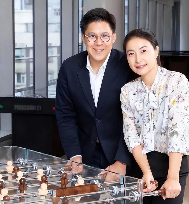 霍启刚没想到，44岁郭晶晶再传喜讯，让霍震霆和香港阔太圈沉默了