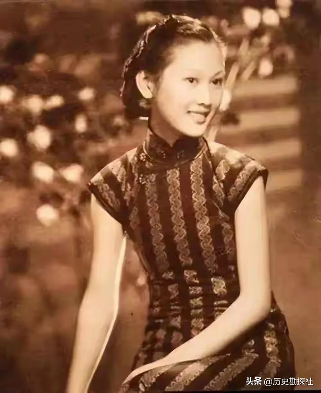 1962年，徐志摩前妻张幼仪和家人，在美国的别墅前，留下的家庭照