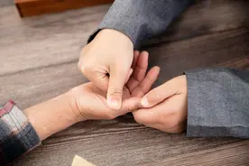 腿上青一块紫一块，警惕过敏性紫癜？中医如何治疗，过敏性紫癜？图片