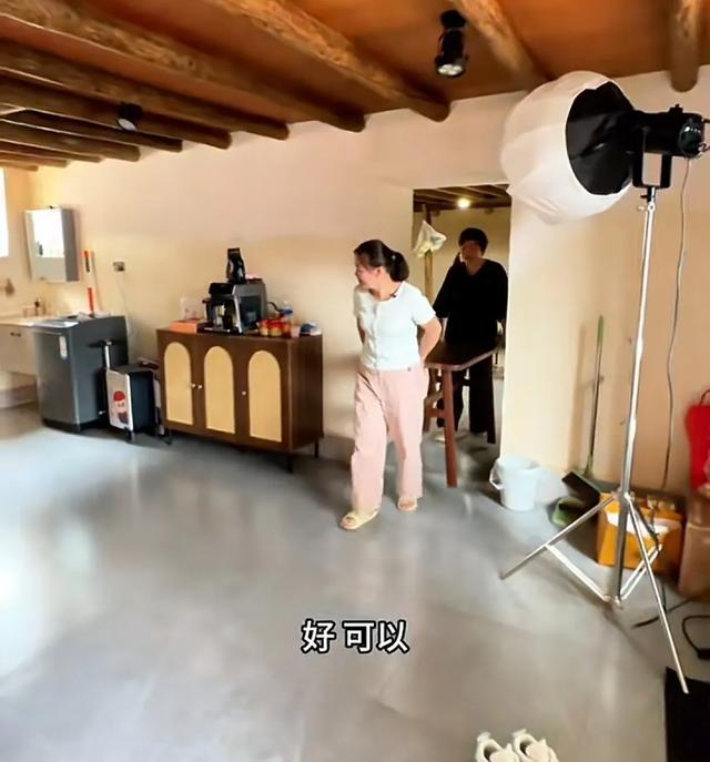 小凤吃饭金哥帮她打伞，婆婆看不下去把伞拿走，评论区炸锅了！