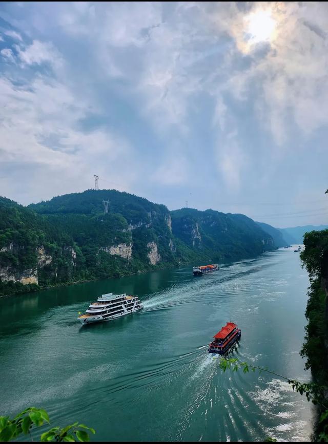三峡暴击!看万吨巨轮爬楼梯,被清江彩虹追着跑!
