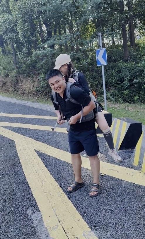 广东女子登山脚崴，被陌生小伙背40分钟下山，恶心的一幕却出现了