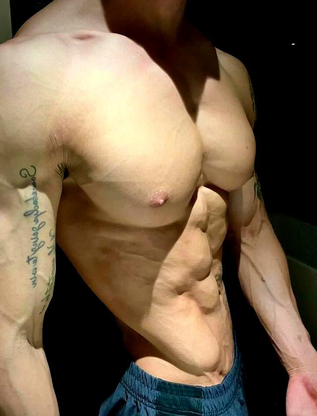 身高187的健身肌肉男网红	，野外写真秀身材颜值，简直绝绝子