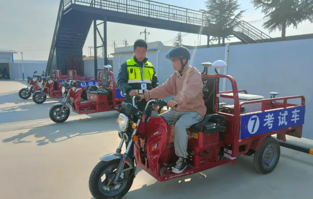 三轮车上路必须遵守“1牌、2证、3必须	”，缺一不可！