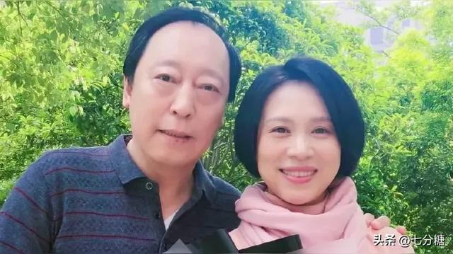 原来他们是夫妻，恩爱33年，无绯闻！真是一个贤妻旺三代