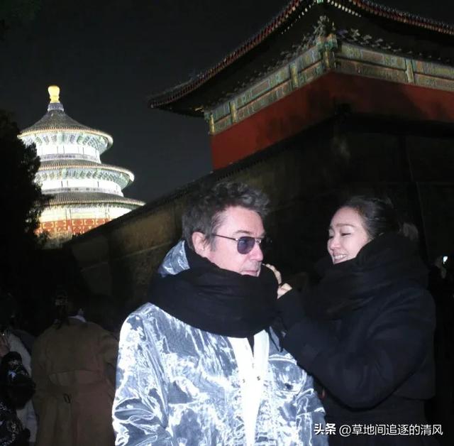 59岁的巩俐和77岁丈夫北京街头游客照，幸福又温馨的样子！ ​​​