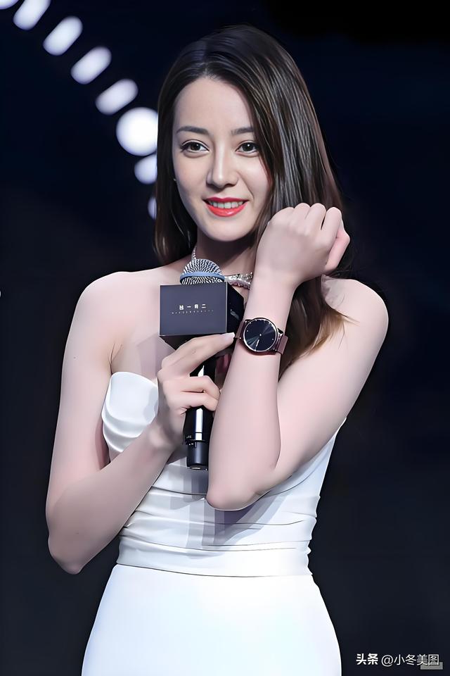 迪丽热巴这生图，绝了！胸前小疙瘩都能瞧见，可颜值依旧无敌！