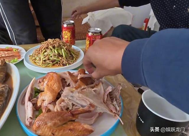 寻亲遇亲叔后续：空手上门、晚辈先动筷，网友曝靠诋毁中国赚外币