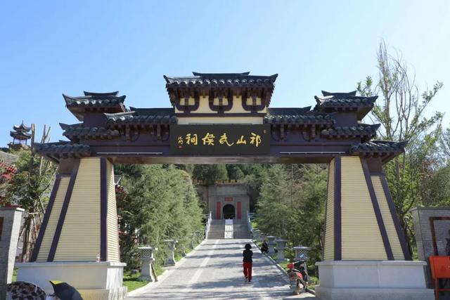秦皇祖邑千年韵，祁山灯会万古情