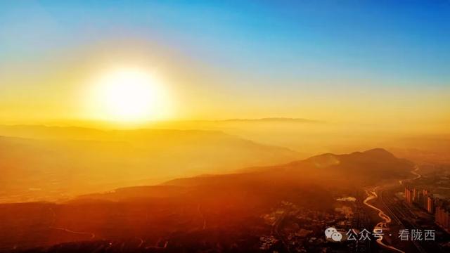 【图观陇西·新视角】陇西：晨雾披金 古城醒在暖光里