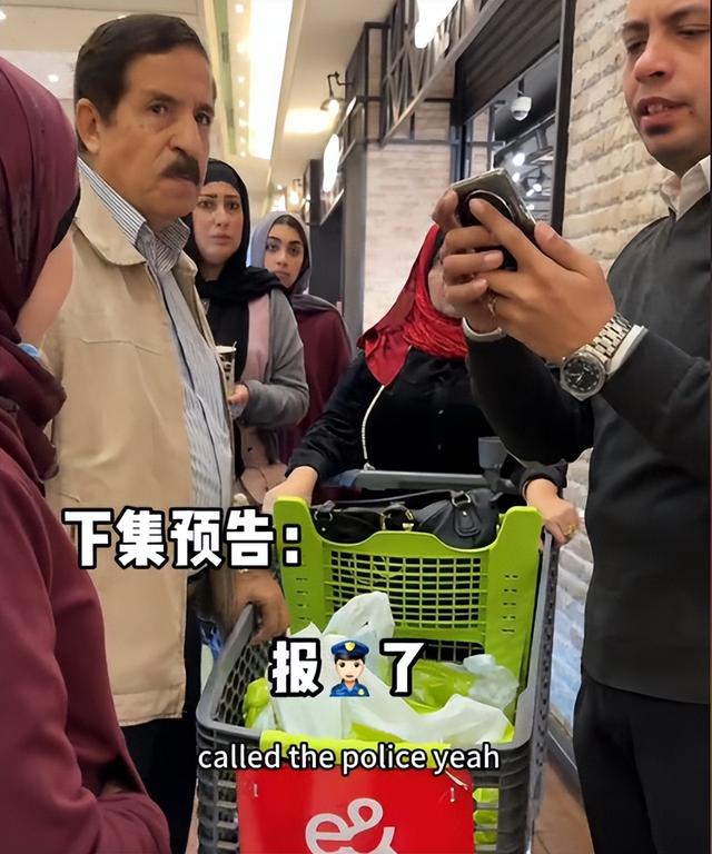 解气！俩中国女生埃及游，与当地5人互殴，完胜后获围观者竖拇指