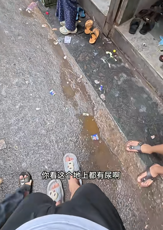 中国夫妻探秘印度贫民窟：丈夫被石头砸满头包，妻子一直被打臀部