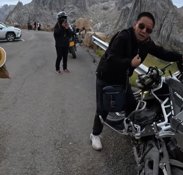 大妈旅行弄坏别人摩托车，不愿赔钱，车主太倒霉