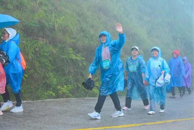 微雨朦胧亦精彩！！“巅峰湖南・2025” 登山赛（蓝山站）开赛