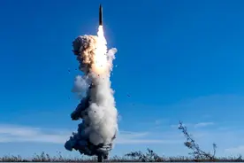 解放军洲际导弹划过美军头顶，美国憋了一夜后，要和中国谈一谈图片