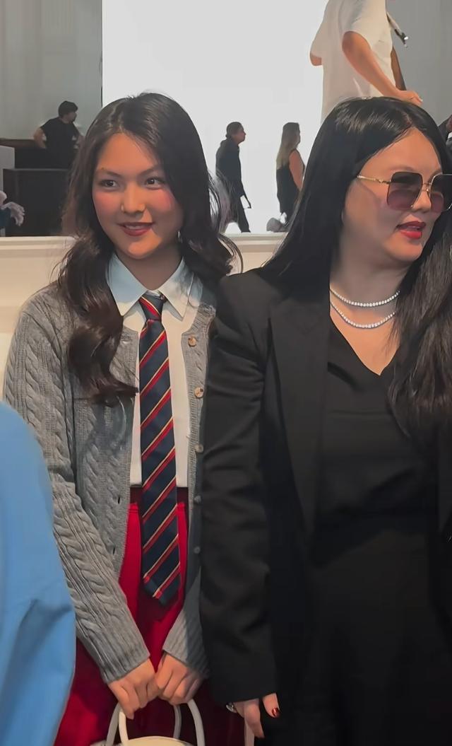 李湘王诗龄出席伦敦大秀，母女俩身宽体胖的，李湘大象腿更圆润了