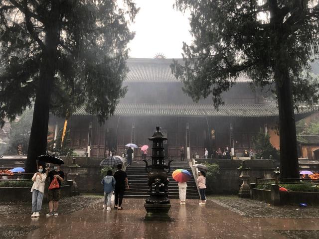 百元门票换不来一处屋檐？少林寺暴雨“拒客门”，究竟谁之过？