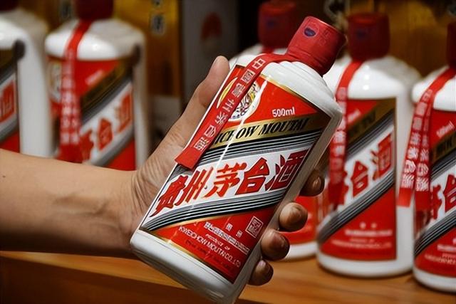 中国芯片被卡脖！英伟达市值破5万亿，中企该当如何破局？