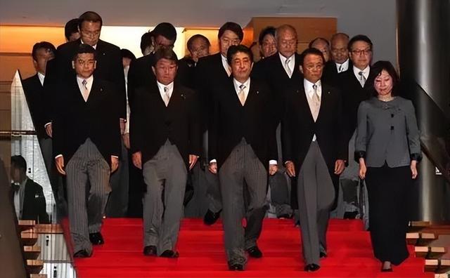 打破传统了	，中国首次缺席，高市内阁抗议无效，解放军通告东南亚