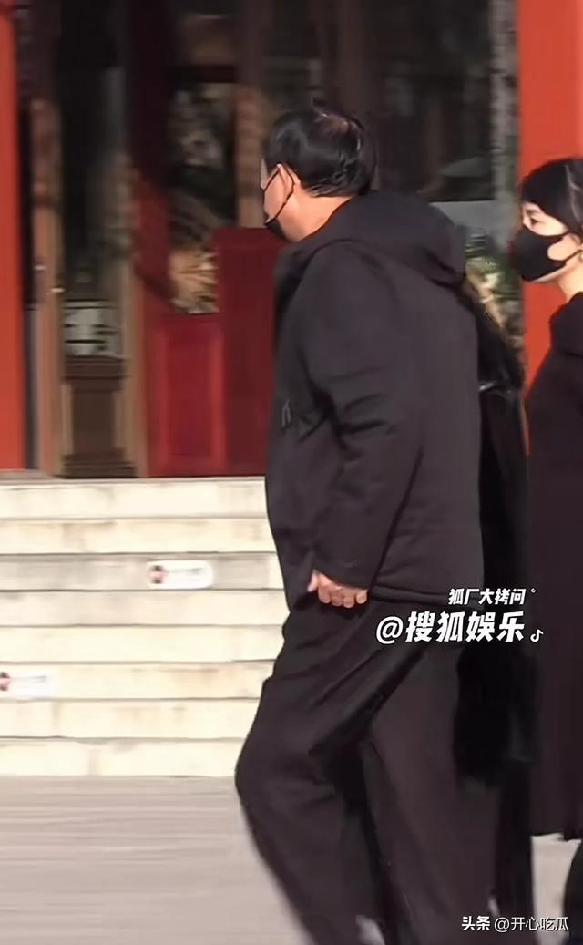 唐嫣现身葬礼！一直挽着罗晋的胳膊，夫妻俩穿黑衣	，神情痛苦悲伤