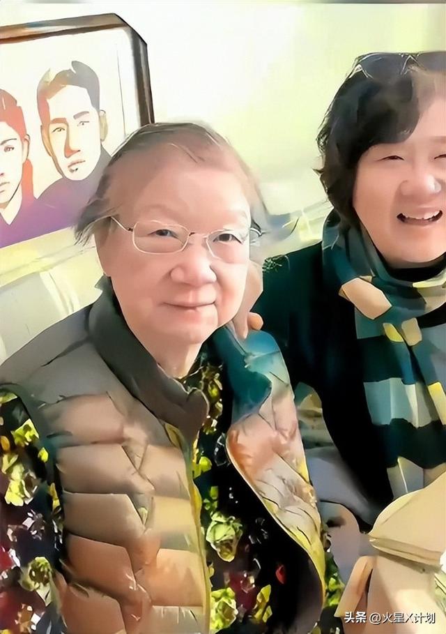1974年，刘思齐再婚后和丈夫及孩子们的合影，满脸洋溢着幸福