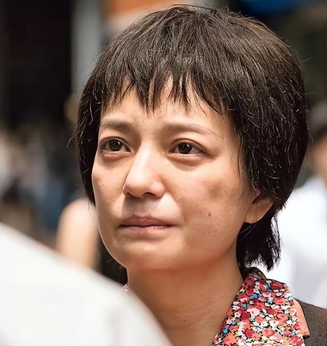 49岁赵薇近照曝光，事业婚姻全失败，15岁的女儿和她长得不一样