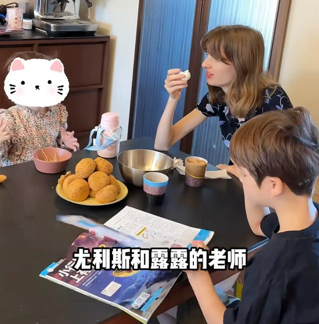 女儿开学第一天，董力阿诺全家出动，阿诺给女儿手工制小被子