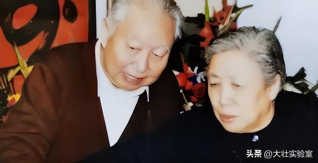 华国锋的夫人韩芝俊有多美？1961年的全家留影，30岁她端庄贤惠