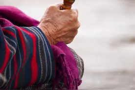 西藏人拿着转经筒的时候口里含的是什么？图片