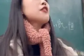 老师被交白卷的学生气到哭，恨铁不成钢图片
