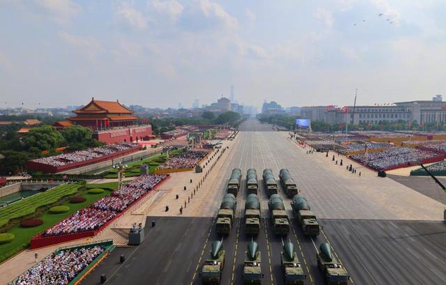九三阅兵现场：霍启刚姚明同框，体育天团好兴奋，雷军3点去排队