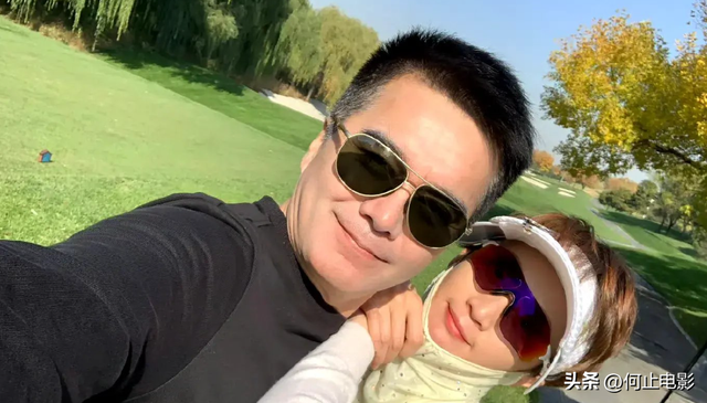 何晴葬礼结束，许亚军美国陪小儿子神情不见悲伤，评论区骂声一片