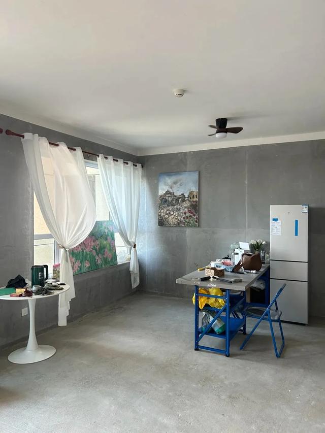 四川一姑娘，因直接入住毛坯房走红，花费仅1万，那叫一个高级