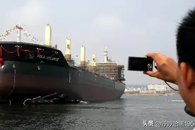 轮船上的“漏洞”设计：为什么航行时，两侧要不停地向外排水？图片