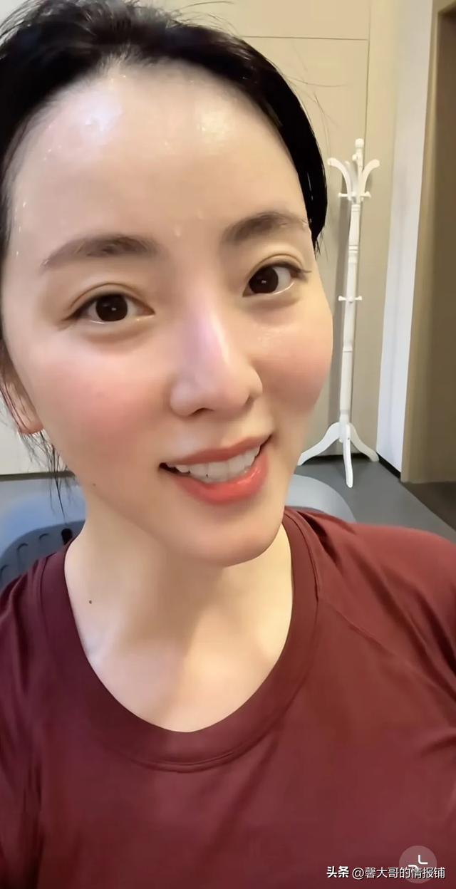 李思思晒健身日常，大汗淋漓，俩儿子在泳池游泳，疑似豪宅曝光