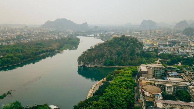 跟着男朋友到了桂林生活了一年了，说实话，我羡慕桂林的生活