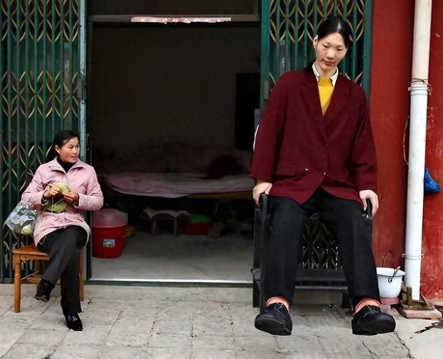 世界第一女巨人来自中国安徽，穿78码的鞋子，一顿饭吃六碗炒面