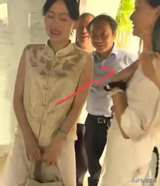 宋祖英私下聚会照流出，穿棉麻衣留短发，印象被完全颠覆呢
