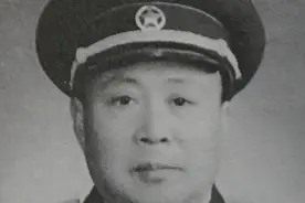 红军时就是师长的罗厚福，拥有3枚一级勋章，为何只获得大校军衔图片