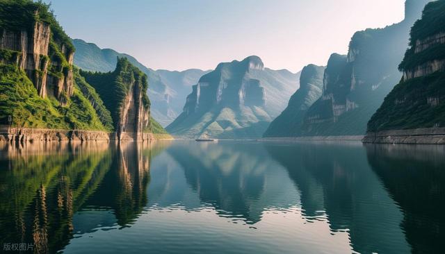 重庆与贵州湖北三省交界有座小城，峡秀水清，让李白都流连忘返