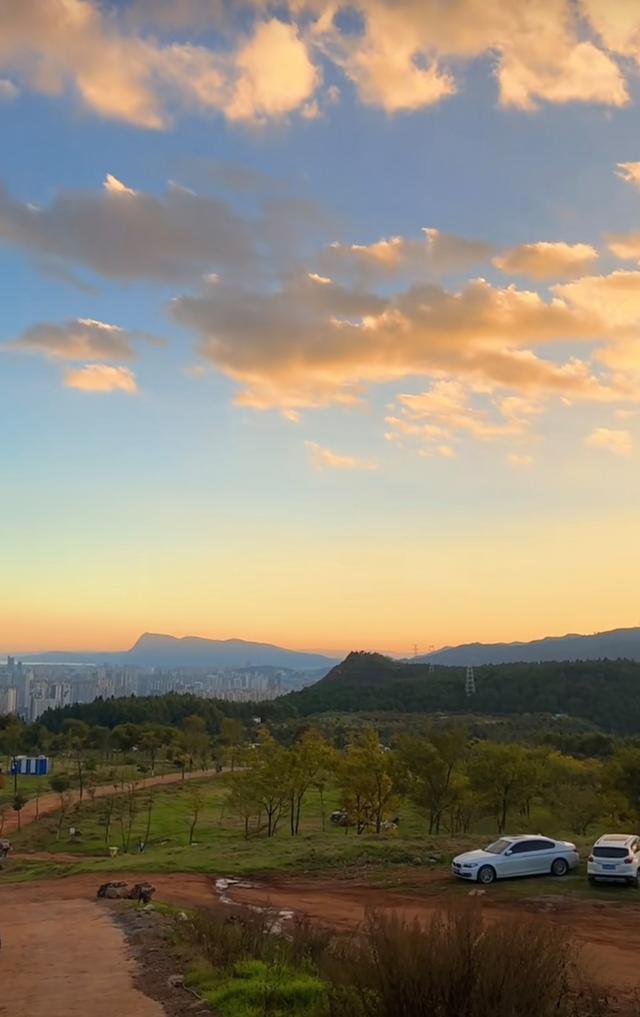 昆明日落“被劝退”，没登上最高处，却发现了更绝的天际线