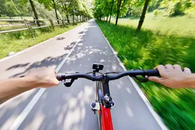 年轻人掀起“骑行热”，时间太久可能损伤生育力图片