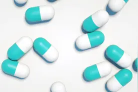 男性尿液总是发黄？或与4个原因有关，若是第4种需及时就医图片