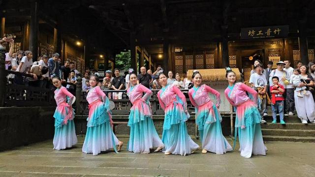 国庆假期武隆景区人气火爆，秩序井然氛围浓，国潮盛宴引客来